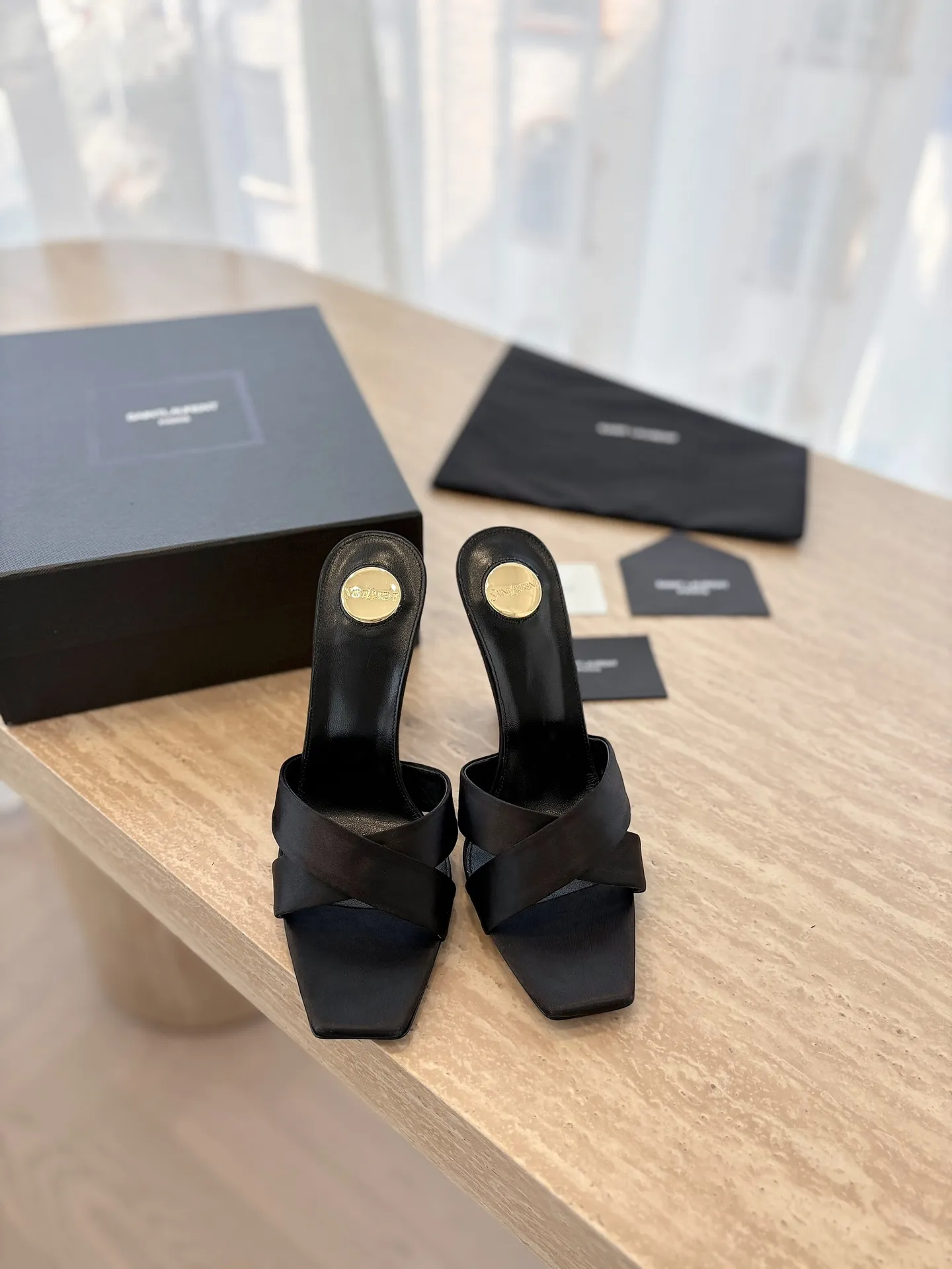 👟👟Ex-factory price 520👟👟 "SAINT LAUREN*" Saint Laurent YSL classic high-heeled shoes and sandals. Only YSL understands women's hearts best and does not accept refutation. It is a super invincible feminine artifact and a must-have for women (z-product full-body customization, own molded hardware accessories, perfect consistency). Compare the differences between pictures and products on the market ✔ Upper: Customized imported calf patent leather ✔Inner lining: imported 🐑 sheepskin ✔Sole: imported genuine leather outsole ✔Heel height: 10.5cm ✔Number of yards: 35-39 (40 can be customized and non-returnable) (Full set of packaging)